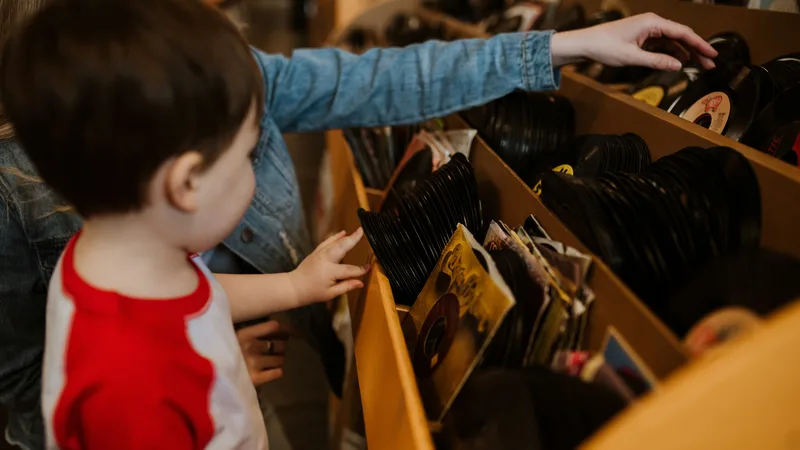 Comparison of bin store shopping versus online liquidation platforms for bargain hunters