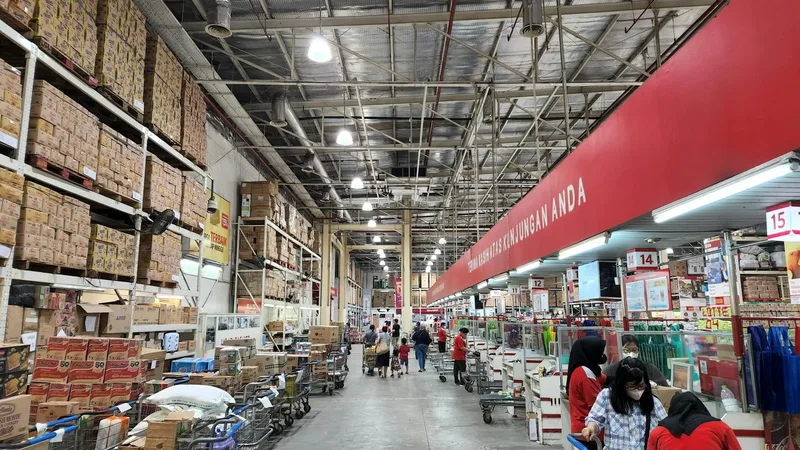 Pallets of overstock merchandise being unloaded at a liquidation warehouse