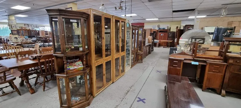 I'Deals Surplus Outlets in Southington, CT