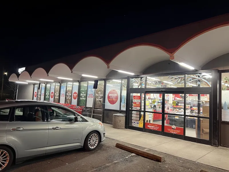 Grocery Outlet - Grocery store in Portland, Oregon
