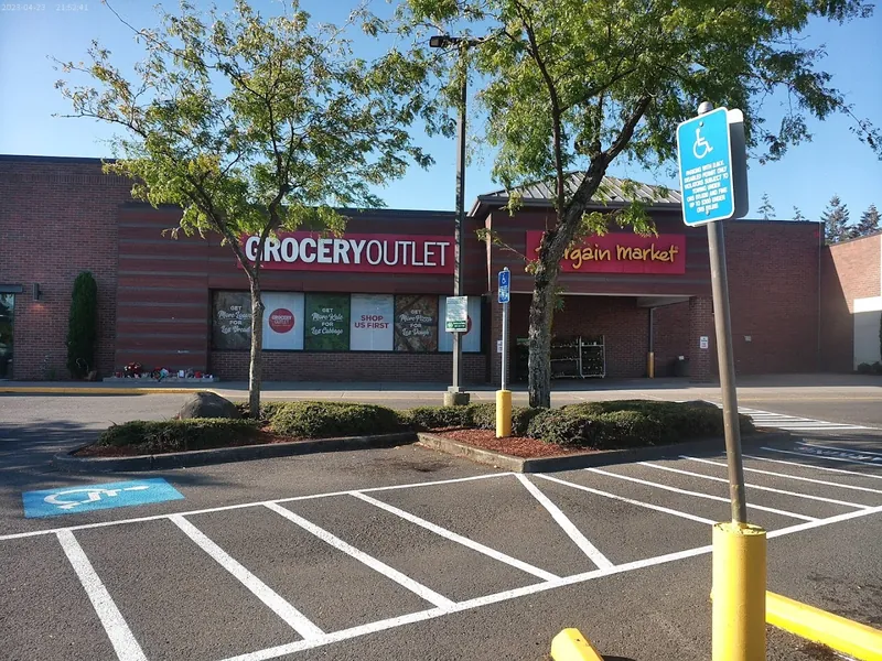 Grocery Outlet - Grocery store in Portland, Oregon