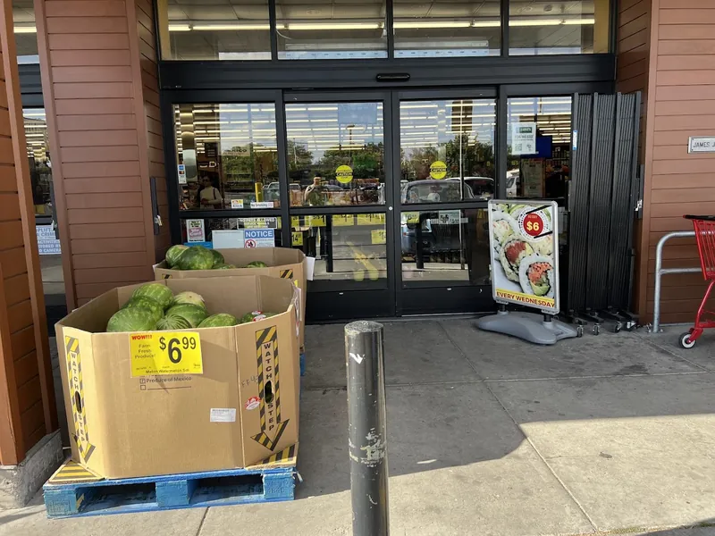 Lowe's Corner Market - Grocery store in Albuquerque, New Mexico