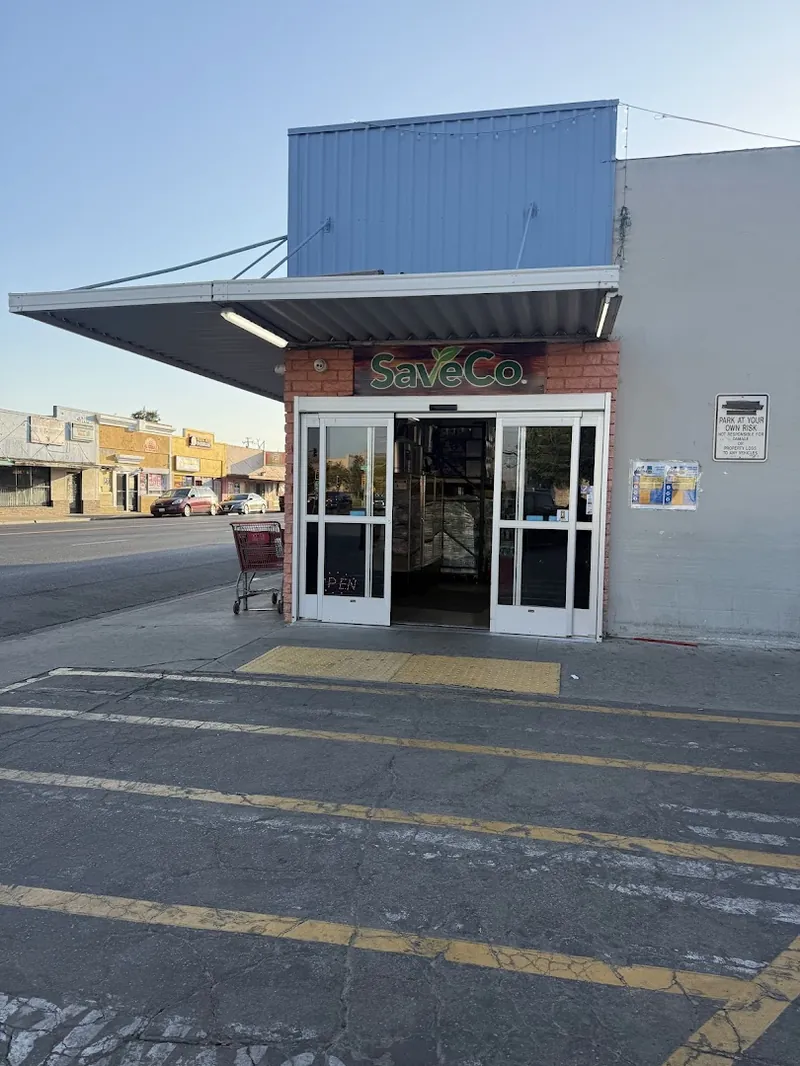 SaveCo Supermarket in Orosi, CA
